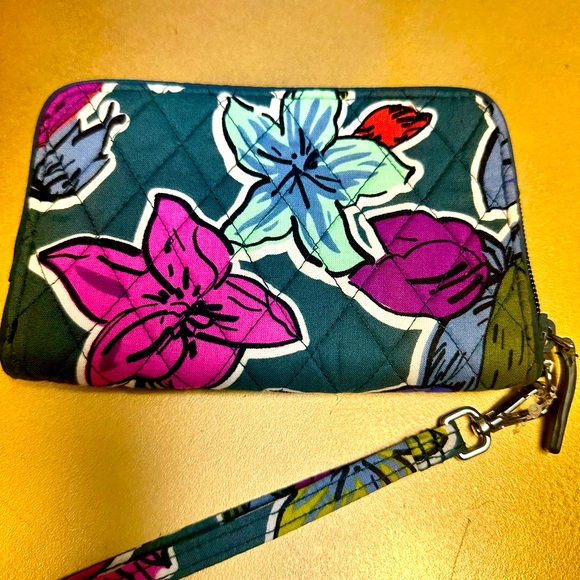 Vera Bradley Handbags - Gorgeous floral vera Bradley wristlet